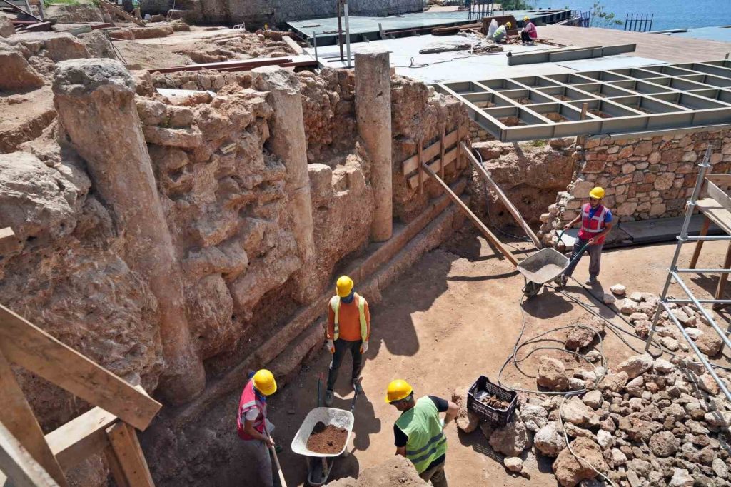Antalya’da denize bağlantılı sütunlu bir Roma caddesi ortaya çıkarıldı