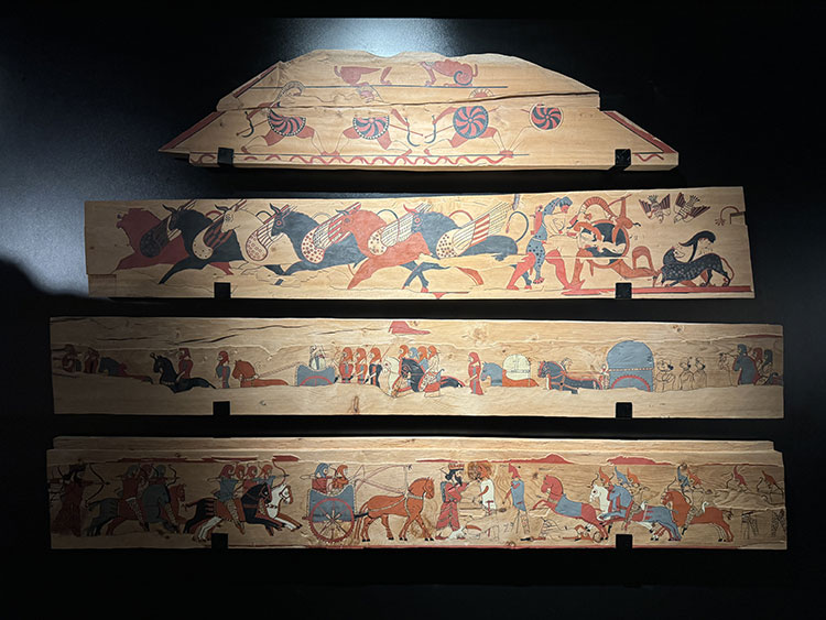 Persler ve İskitler arasındaki savaşı tasvir eden 2500 yıllık ahşap mezar odası