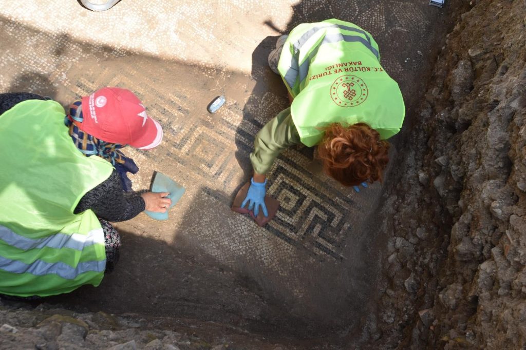Side Antik Kenti'nde ilham perisi Kalliope'nin tasvir edildiği 2200 yıllık mozaik zemin keşfedildi