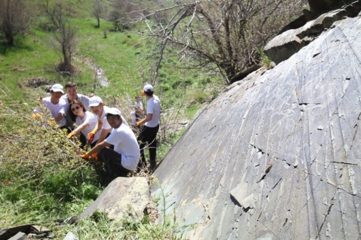 Kazakistan çevre gönüllüleri Bronz Çağı petroglifleri keşfetti
