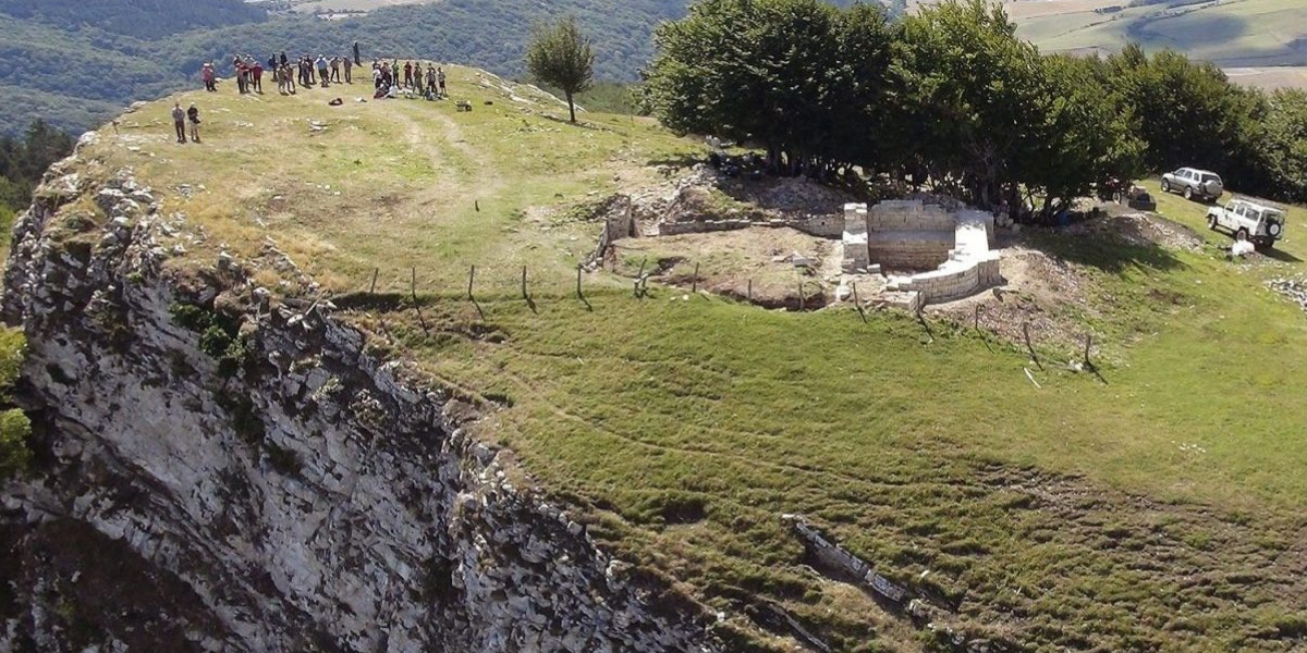 Orta Çağ kuyusunda Bask Tanrısı Larrahe'ye adanmış adak sunağı keşfedildi