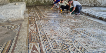 Temel kazısında bulunan Roma mozaikleri gün yüzüne çıkarılıyor
