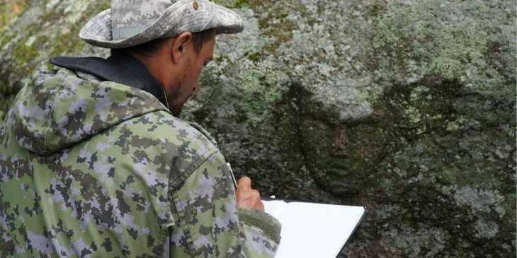 Kazakistan'da Tunç Çağı taş üzerine oyulmuş gizemli bir insan yüzü keşfedildi
