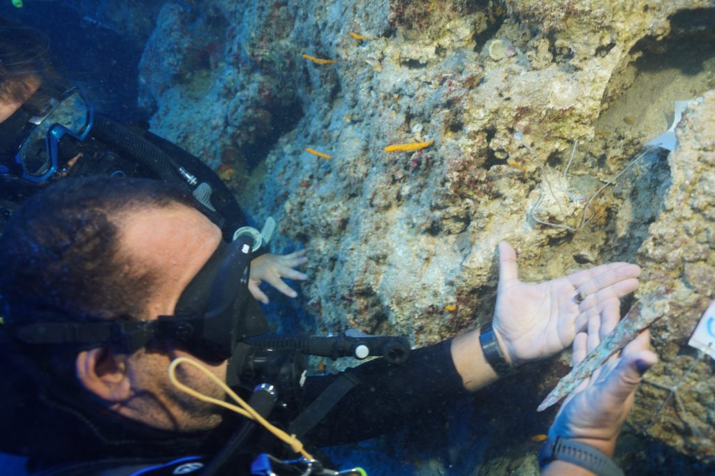 Antalya'da bir gemi batığında 3 bin 600 yıllık gümüş perçinli bronz hançer keşfedildi