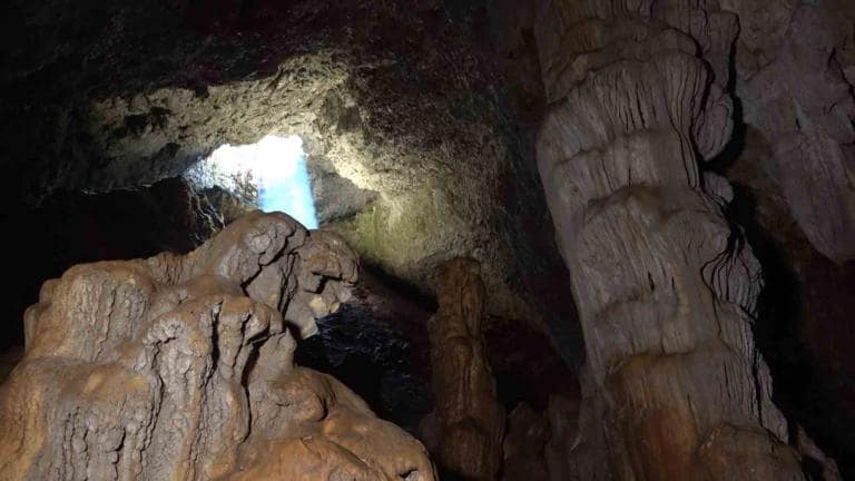 Çobanlar, milyonlarca yılda oluşan sarkıt ve dikitlerin bulunduğu bir mağara keşfettiler