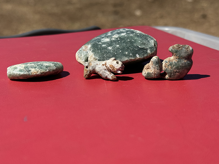 Sefertepe kazılarında leopar, akbaba ve insan figürlü 10.000 yıllık iki süs eşyası bulundu