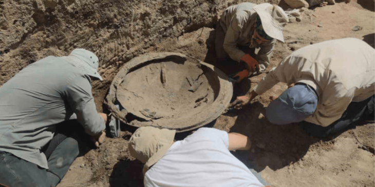 Ayanis Kalesi kazılarında 2700 yıllık Urartu "tanrısı" Haldi'ye adanmış üç adet bronz kalkan ve bronz bir miğfer bulundu