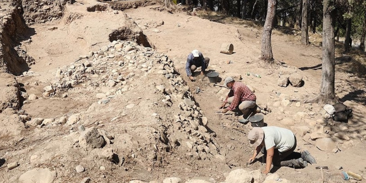 Arkeologlar, Yumuktepe Höyüğü'ndeki Hitit sur yapısı üzerinde çalışmaya devam ediyor