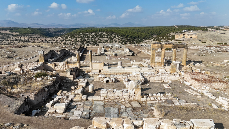 “Garnizon Kenti” olarak bilinen Blaundos'ta İmparator Hadrian'a ithaf edilen yazıt bulundu