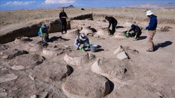 Erek Dağı eteklerinde Urartulara ait onlarca çivi yazılı pithos bulundu