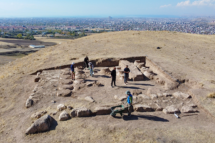 Erek Dağı eteklerinde Urartulara ait onlarca çivi yazılı pithos bulundu