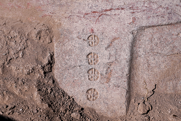 Erek Dağı eteklerinde Urartulara ait onlarca çivi yazılı pithos bulundu