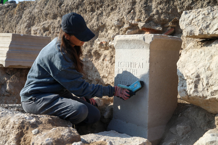 İmparator Hadrian'a ithaf edilen yazıt, Garnizon Kenti olarak bilinen Blaundos'ta bulundu