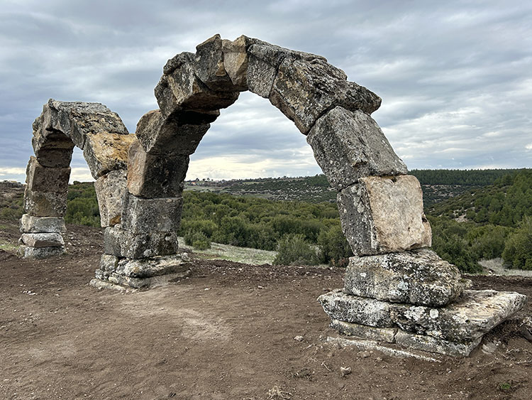 Blaundos antik kentindeki Roma su kemerlerinin restorasyonu devam ediyor