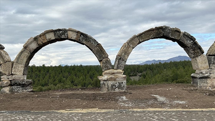 Blaundos antik kentindeki Roma su kemerlerinin restorasyonu devam ediyor