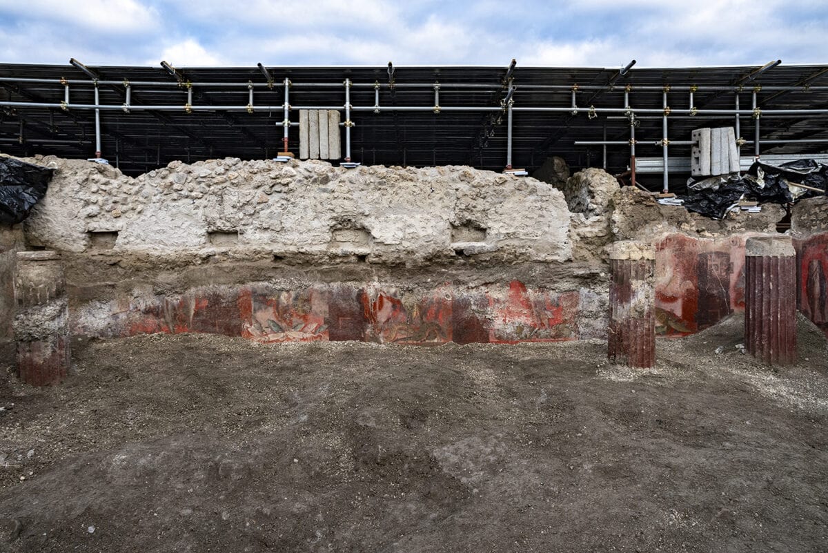 Pompei'de olağanüstü natürmort fresklerine sahip sütunlu bir salon bulundu