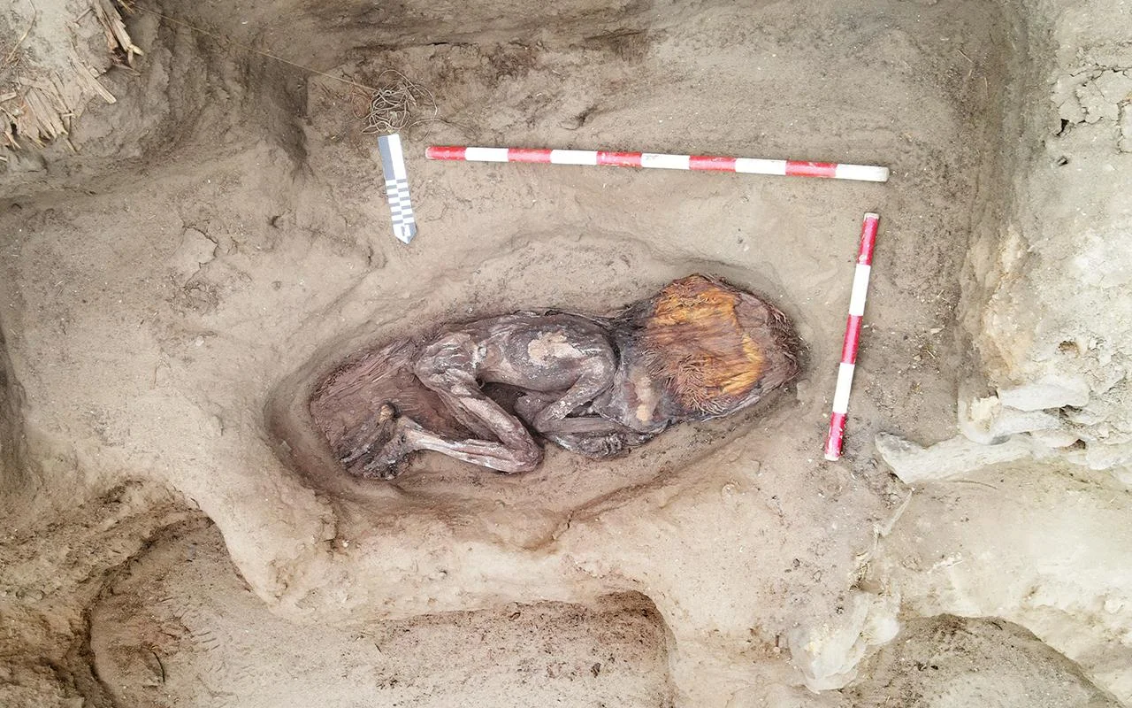 Peru'da 5000 Yıllık Caral Uygarlığında Yüksek Statülü Kadının Tüylü Mantolu Gömütü Bulundu