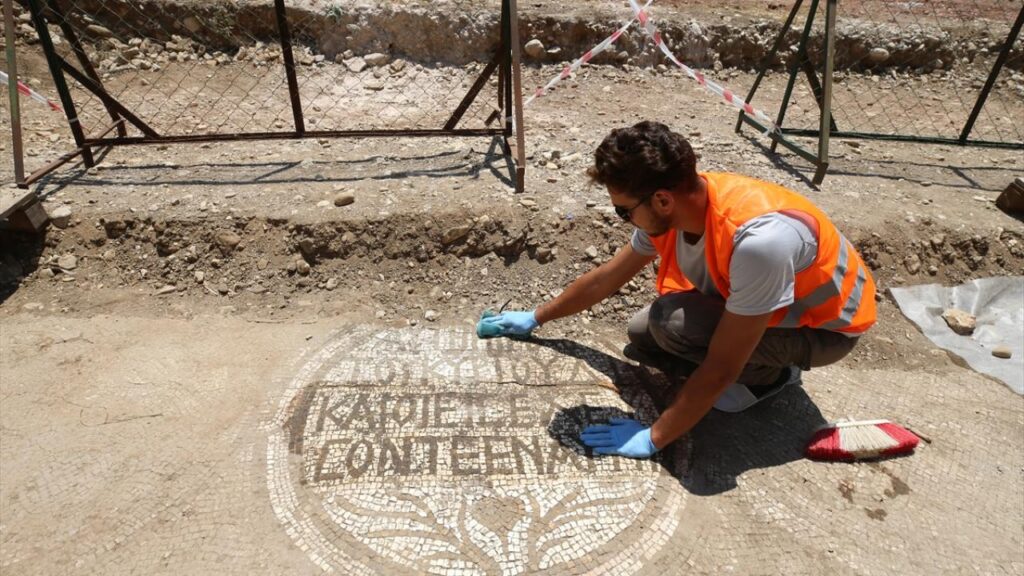 Olympos Antik Kenti’nde “Doğru Yolda Olanlar Girebilir” Yazıtı Ortaya Çıktı