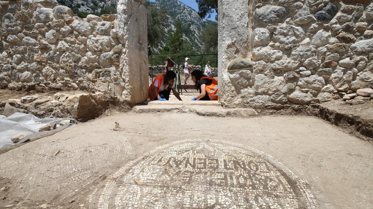 Olympos Antik Kenti’nde “Doğru Yolda Olanlar Girebilir” Yazıtı Ortaya Çıktı