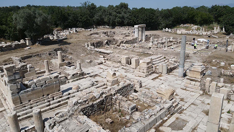 Efes’ten Gelen Ustanın Elleriyle Yükselen Stratonikeia Kütüphanesi Gün Yüzüne Çıkıyor