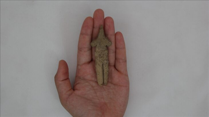 Ulucak Höyüğü’nde Tilki Postlu 8 Bin Yıllık Erkek Figürü Gün Yüzüne Çıkarıldı
