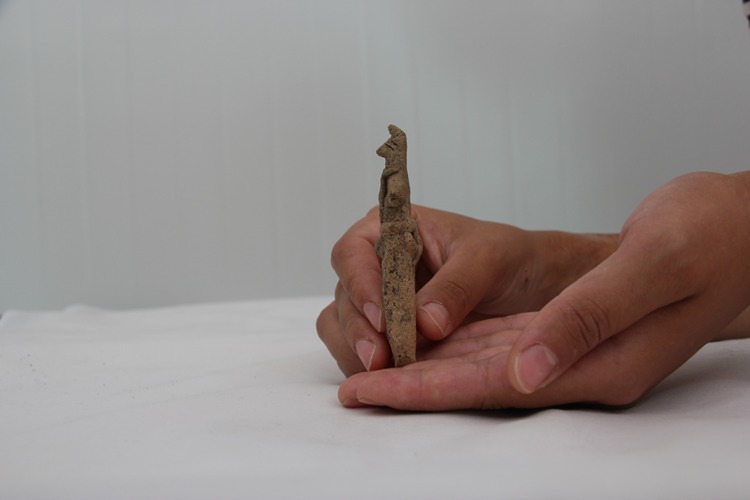 Ulucak Höyüğü’nde Tilki Postlu 8 Bin Yıllık Erkek Figürü Gün Yüzüne Çıkarıldı