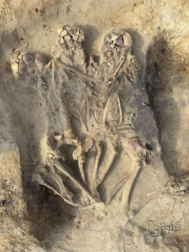Polonya’da MÖ 8000-7000’e Tarihlenen Mezolitik Toplu Mezar: Bedenleri Birbirine Sarılmış Bir Aile Ortaya Çıktı