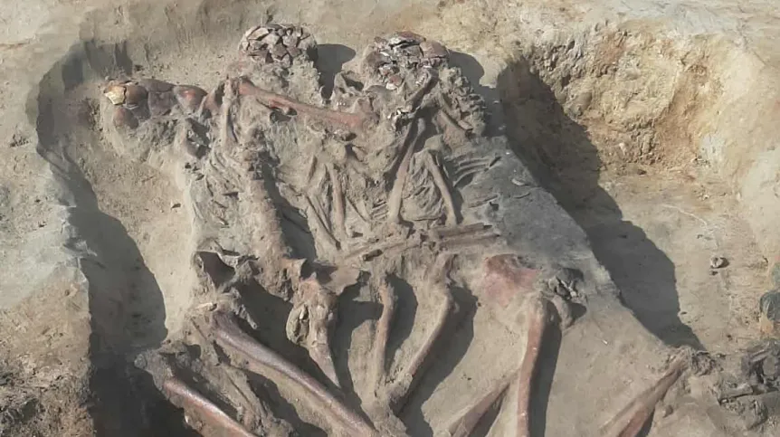 Polonya’da MÖ 8000-7000’e Tarihlenen Mezolitik Toplu Mezar: Bedenleri Birbirine Sarılmış Bir Aile Ortaya Çıktı