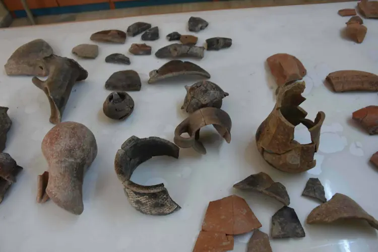 İzmir Smyrna Höyüğü’nde 5 Bin Yıllık Seramikler Bulundu: Erken Ticaretin İzleri