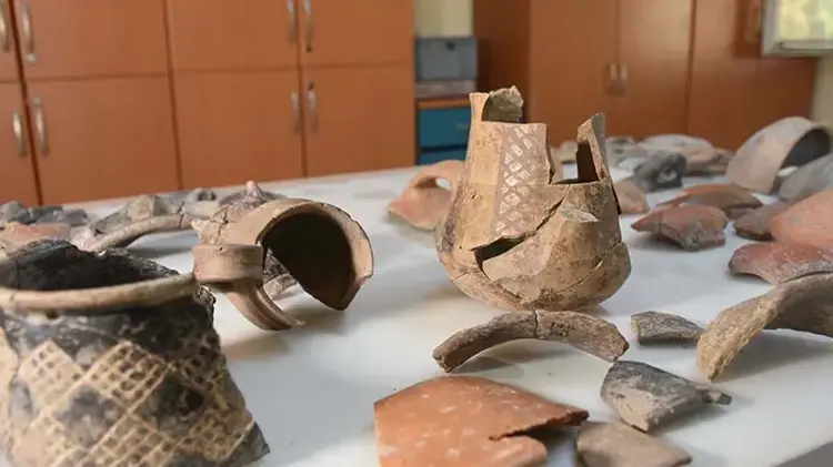 İzmir Smyrna Höyüğü’nde 5 Bin Yıllık Seramikler Bulundu: Erken Ticaretin İzleri