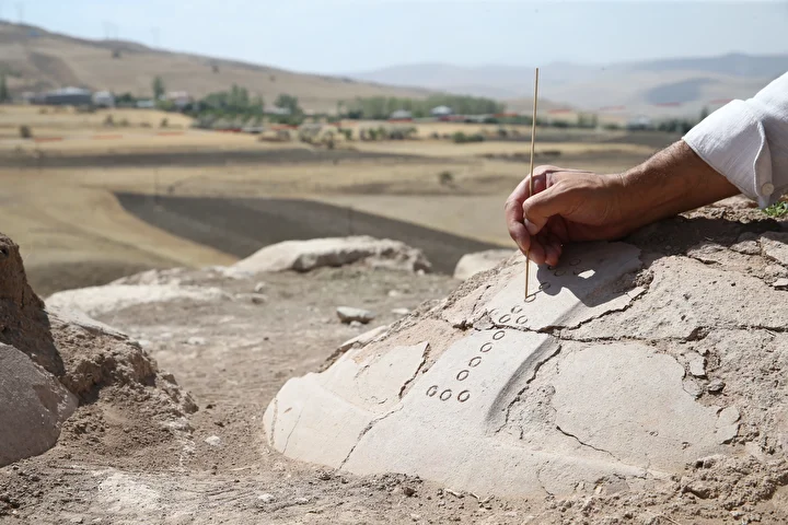 Van’daki Kevenli Kalesi’nde 76 Çivi Yazılı Pithos Ortaya Çıkarıldı