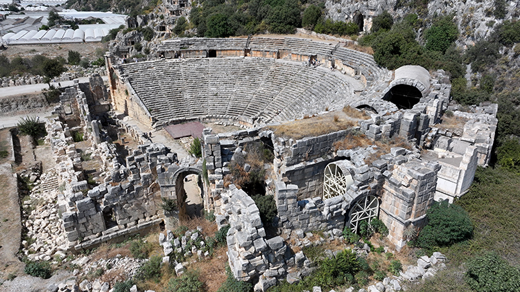 Myra Antik Kenti’nin Tiyatrosu Orijinal Taşlarıyla Yeniden Ayağa Kalkıyor