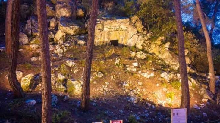 2.500 Yıllık Dor Düzenli Kaya Mezarı