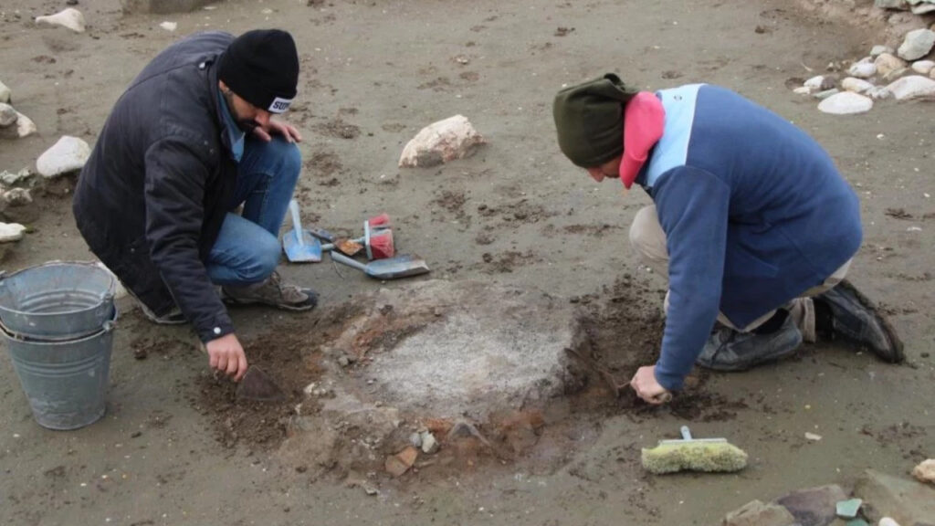 Oluz Höyük’te 2 Bin 600 Yıllık Tandır Ortaya Çıkarıldı