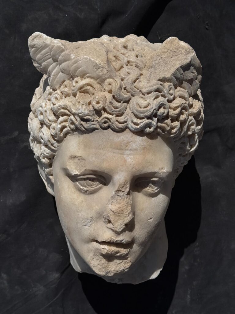 Laodikeia Antik Kenti’nde 1.800 Yıllık Roma Dönemi Hermes Heykeli Başı Ortaya Çıktı