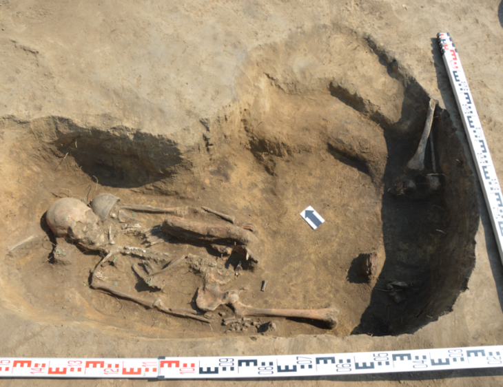 Erken Orta Çağ Altaylarında Bulunan Ayı Tasvirli Bronz Plaka, Unutulmuş Bir Kültürel Sınırı Ortaya Koyuyor