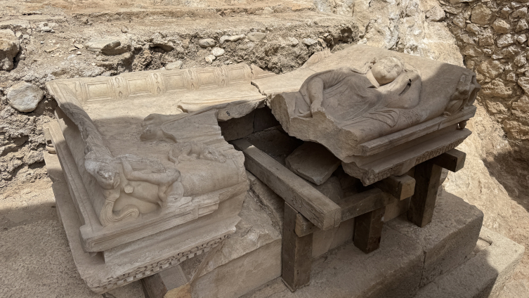 Olympos Antik Kenti’nde Aristokrat Bir Kadına Ait Anıtsal Mezar Bulundu
