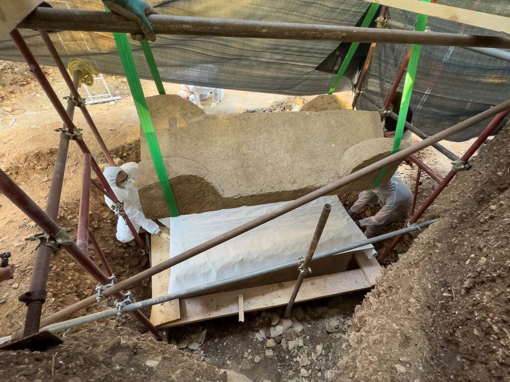 Hırvatistan’da 1500 Yıl Boyunca Mühürlü Kalan Beş Tonluk Roma Lahdi Bulundu