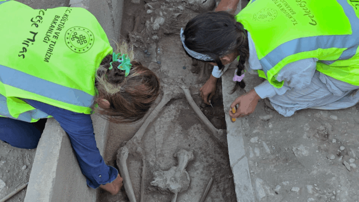 Aspendos’ta Güreşçi Figürlü Sikkelerin Bulunduğu Klasik Dönem Mezarı Ortaya Çıkarıldı