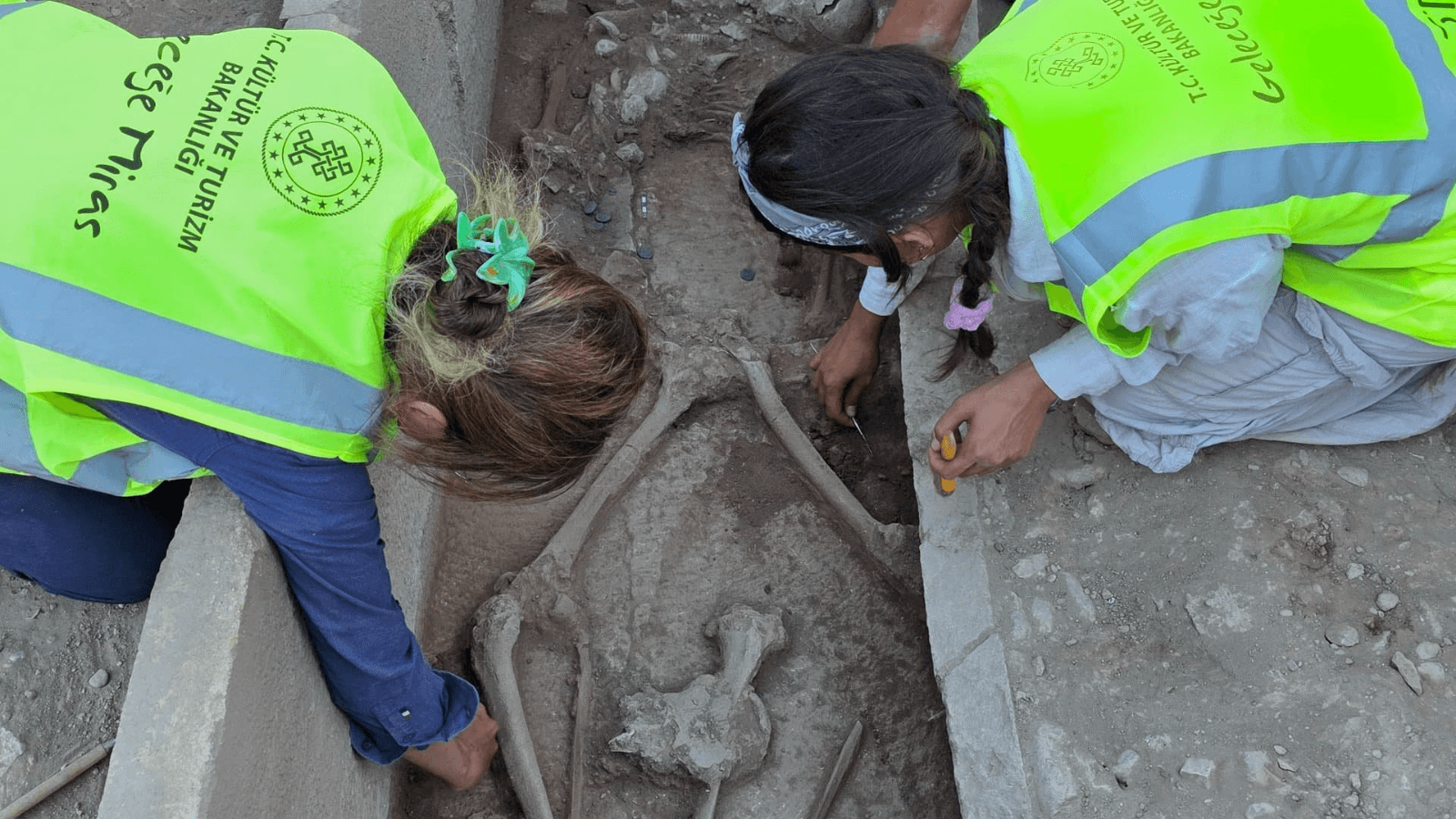 Aspendos’ta Güreşçi Figürlü Sikkelerin Bulunduğu Klasik Dönem Mezarı Ortaya Çıkarıldı
